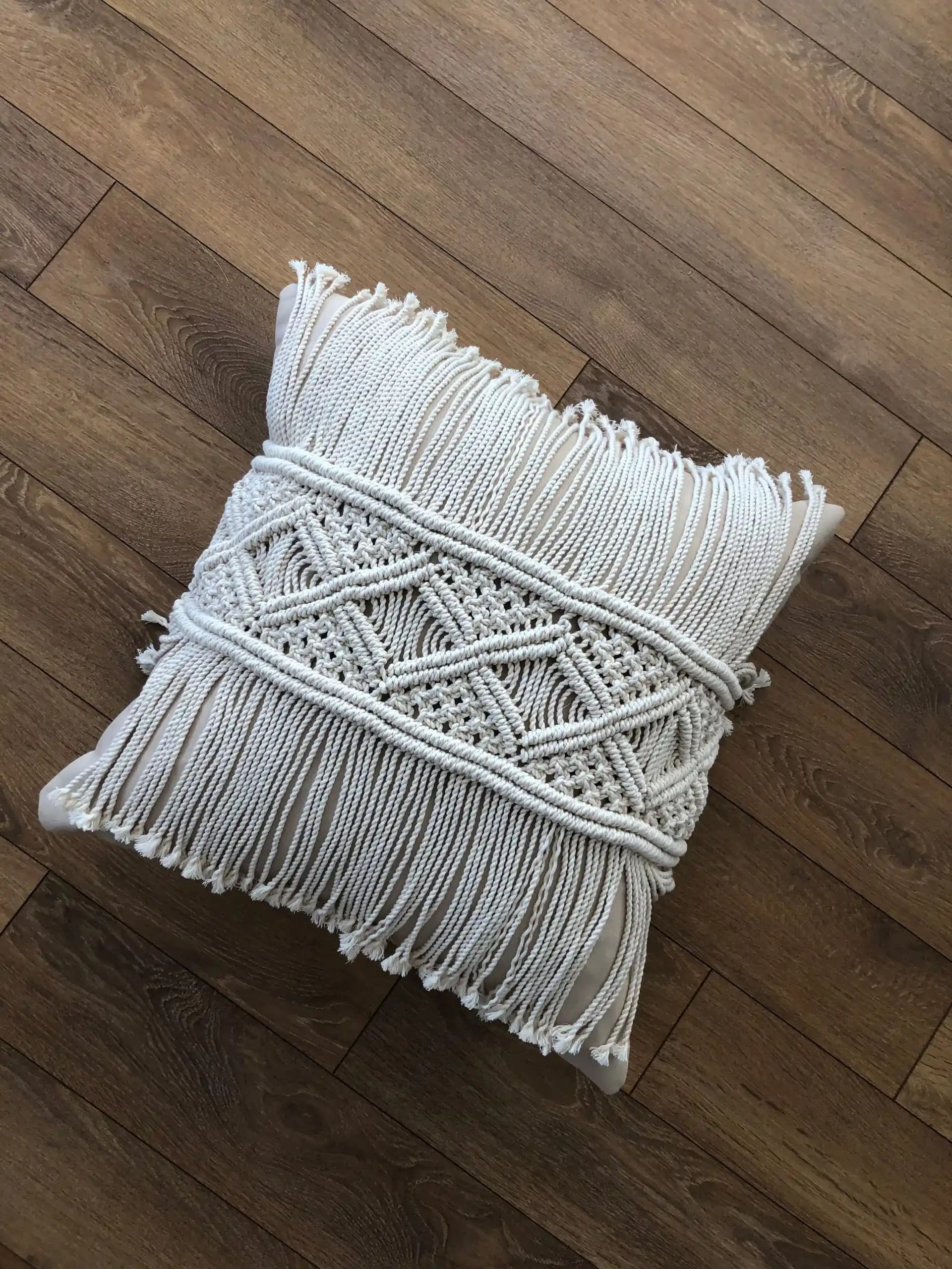 Makrome Kırlent Kılıfı ile Evinize Doğal ve Şık Bir Dokunuş Katın