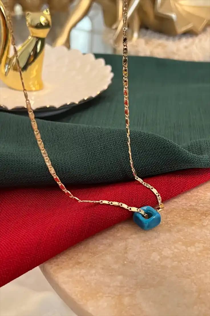 Mavi Boncuklu Kolye ile Dekorasyonda Zarif ve Çok Yönlü Detaylar