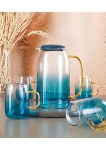 Mavi Cam Sürahi ile Dekorasyonda Şıklık ve İşlevselliği Bir Arada Yakalayın