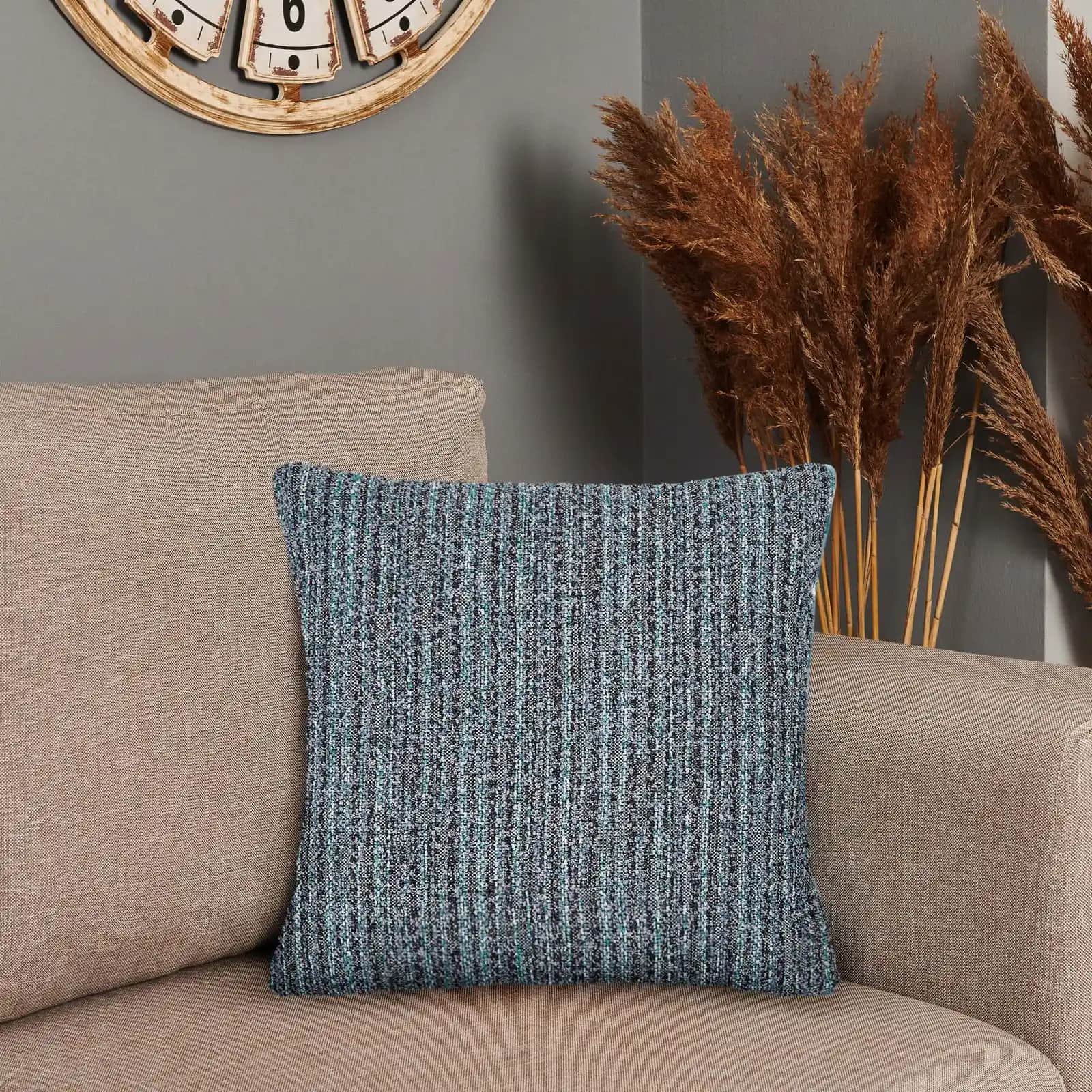 Mavi Kırlentlerle Dekorasyonunuza Renk ve Konfor Katın: Şık ve Huzurlu Ev Tasarımları