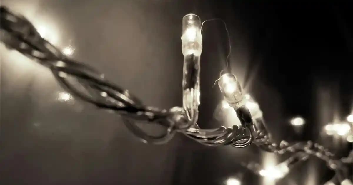 Merdiven Askılıklarıyla Modern ve İşlevsel Ev Dekorasyonu Çözümleri