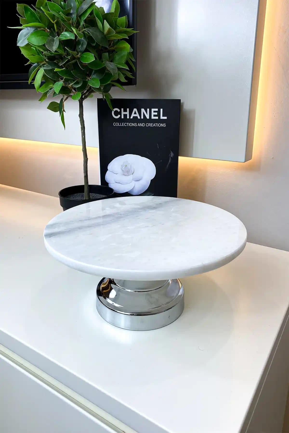 Mermer Standlar Dekorasyonda Zarafet ve Fonksiyonellik Sunan Şık Seçenekler