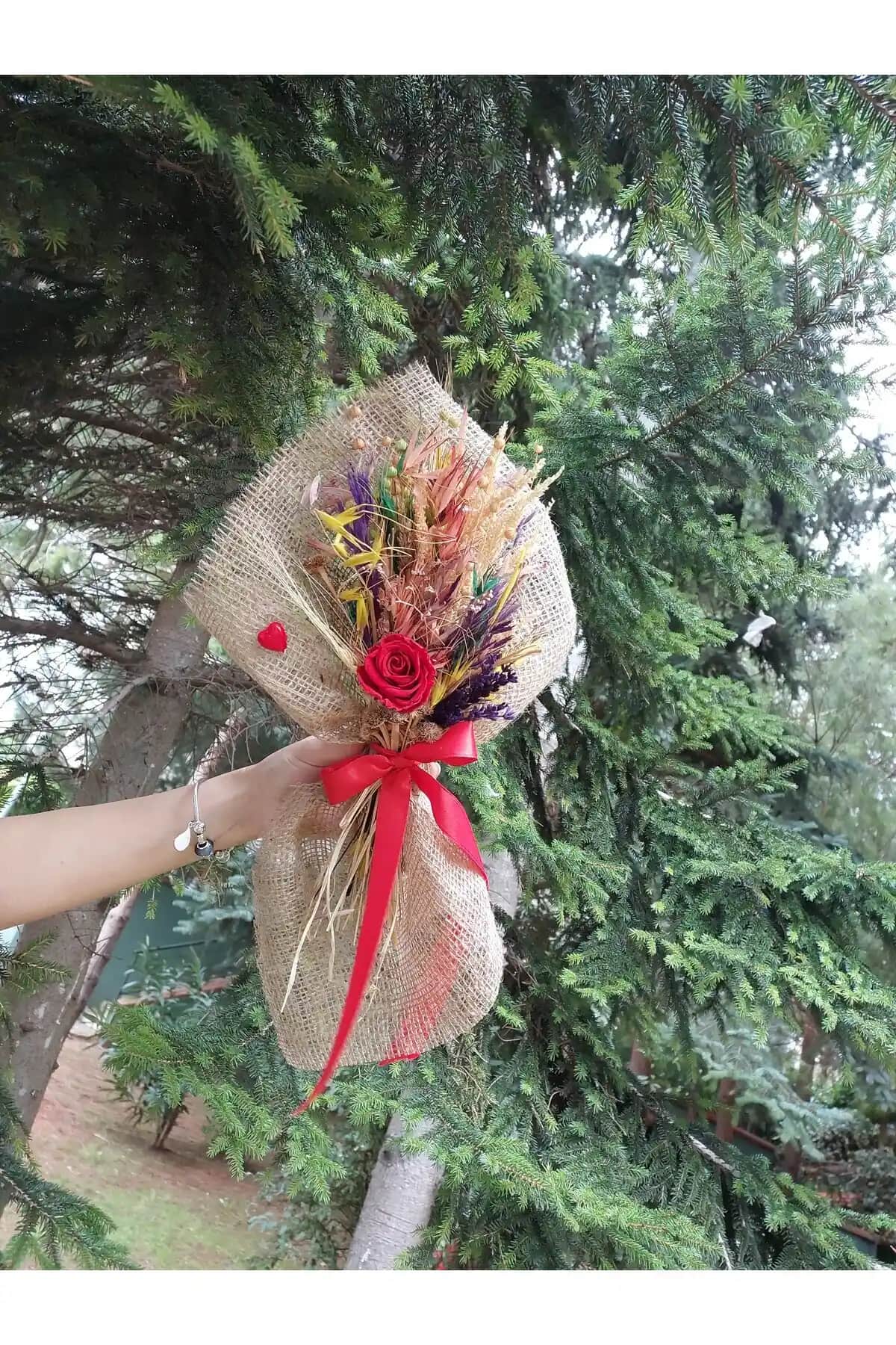 Minik Çiçek Buketleri ile Dekorasyonda Zarafet ve Şıklık Yaratma Rehberi