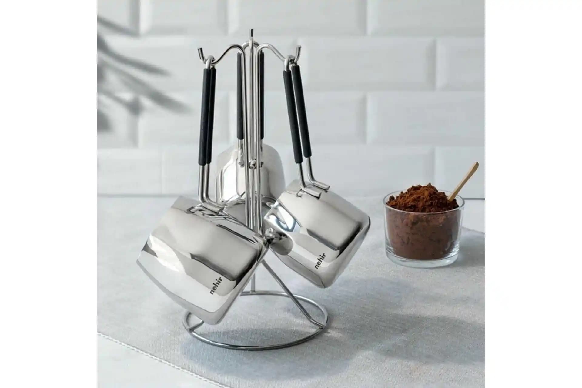 Modern Dekorasyonda Şıklık ve Fonksiyonellik Sunan Nehir 29015 Askı Standlı Çelik Cezve Seti