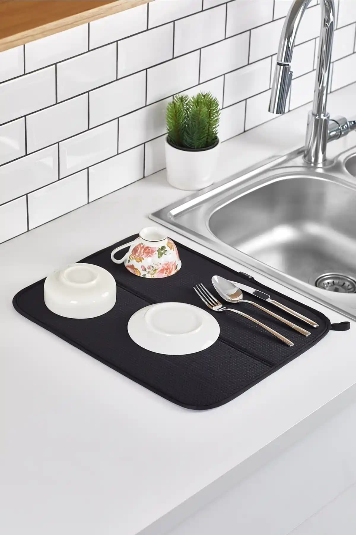 Mutfak Dekorasyonunda Fonksiyonellik ve Estetiğin Buluşması: Bulaşık Örtüsü Seçimi ve Kullanımı