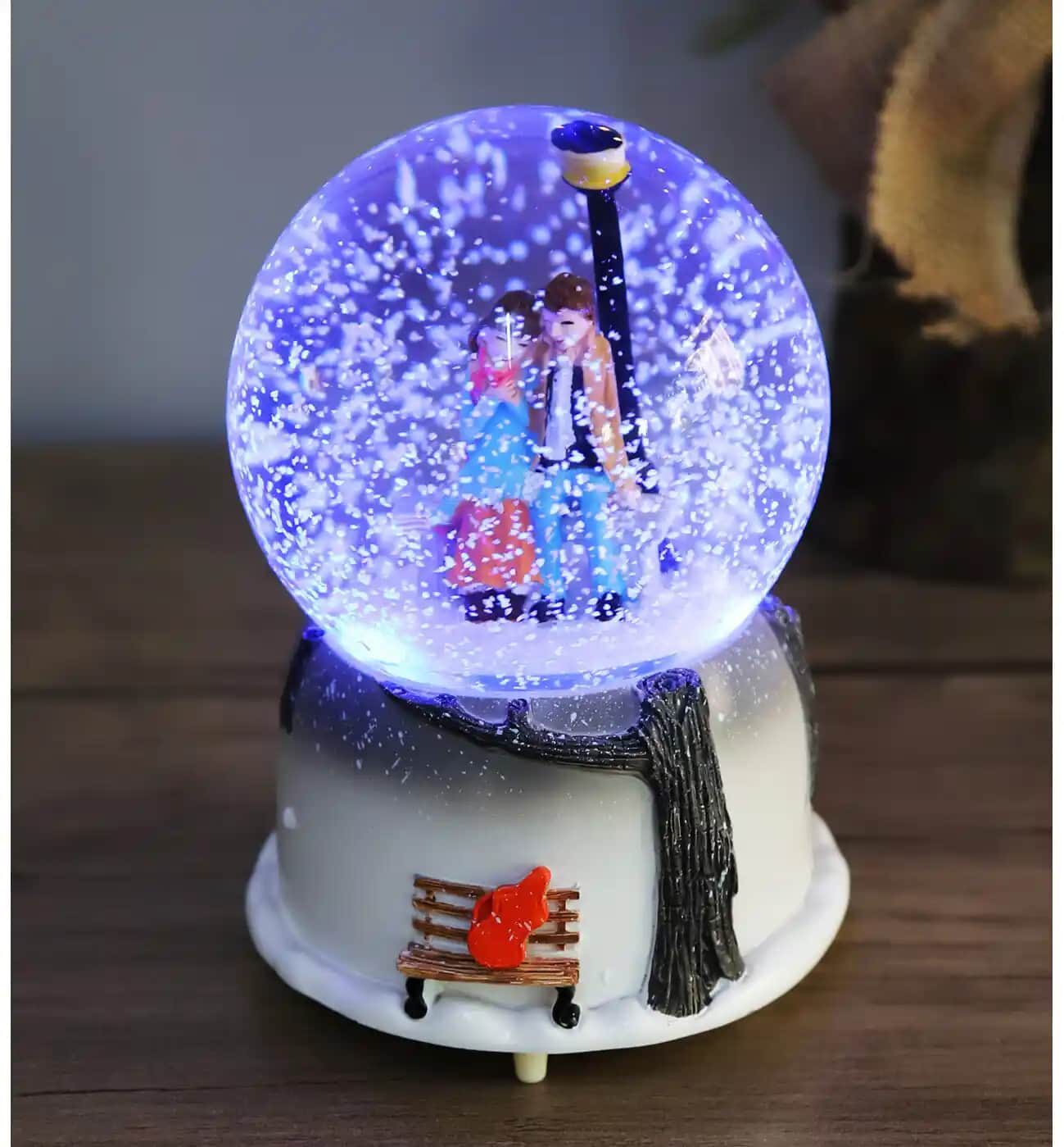 Müzikli Kar Küresi Dekorasyonunda Zarafet ve Sürprizli Bir Dokunuş Sağlar