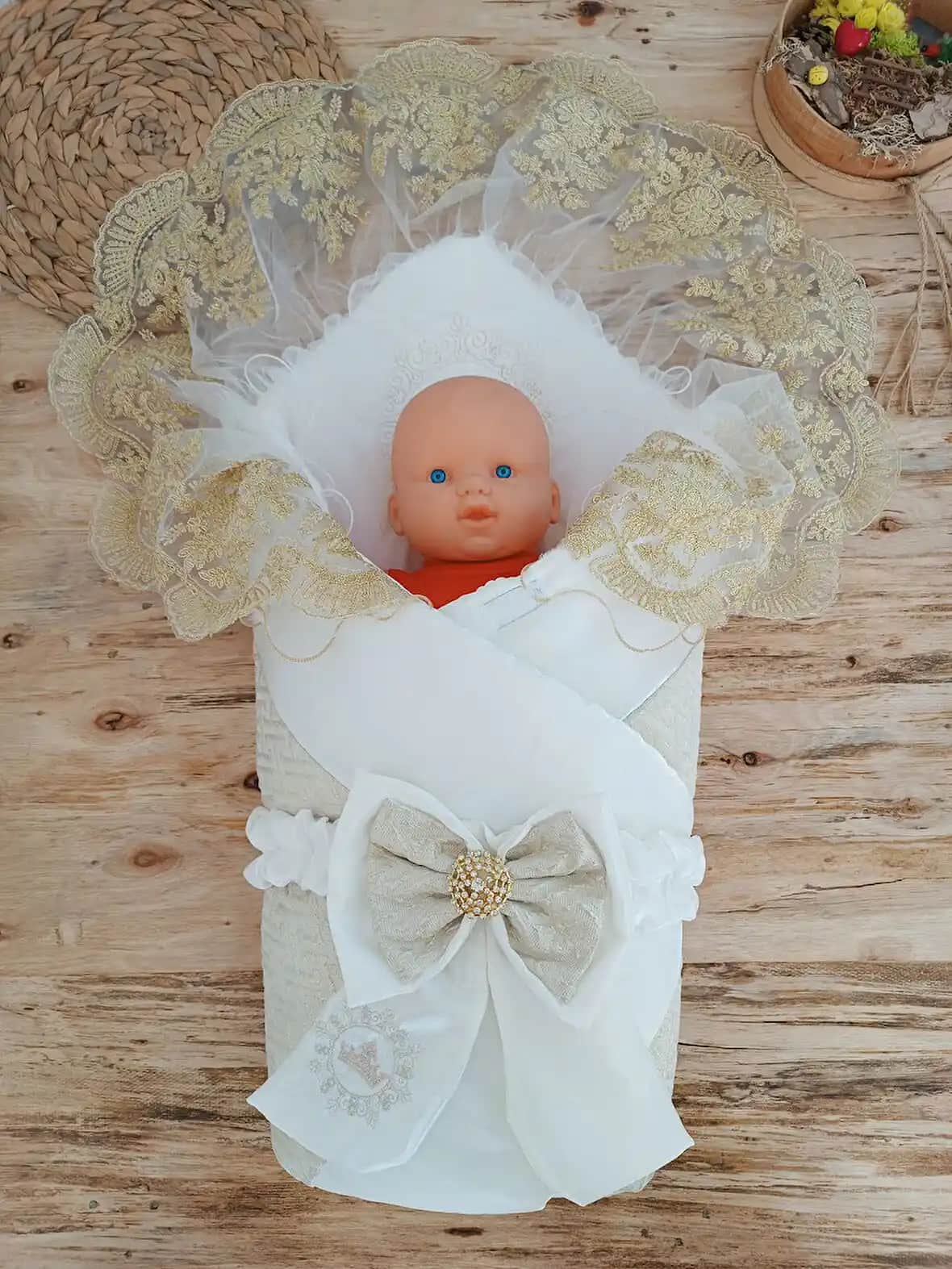 Nakışlı Bebek Kundak Modelleriyle Bebek Odalarına Şıklık ve Konfor Katın