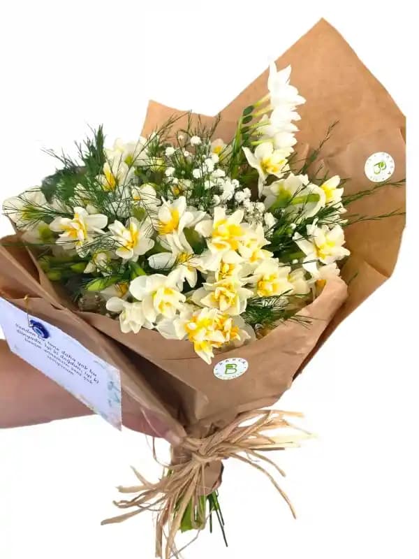 Nergis Buketi ile İç Mekan Dekorasyonunda Zarafet ve Ferahlık Yaratma Rehberi