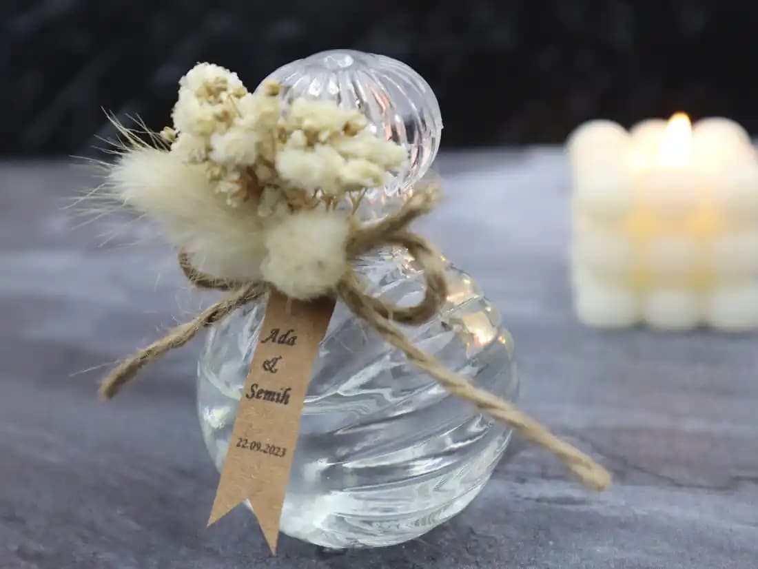 Nişan Kolonya Şişeleri Dekorasyonda Zarafet ve Anıların Simgesi