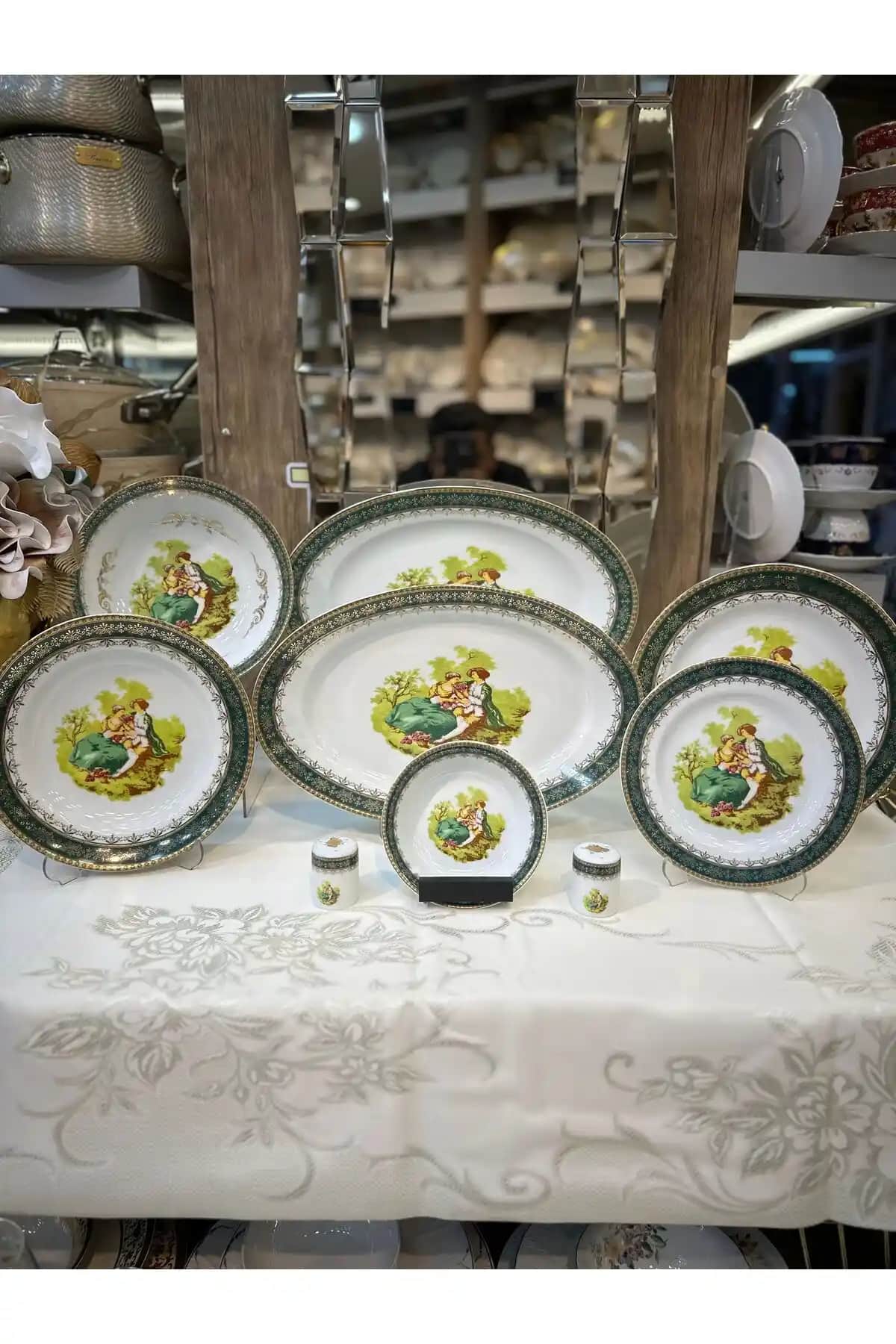 Nostalji Yemek Takımlarıyla Zamansız Şıklık ve Dekorasyonda Sıcak Atmosfer