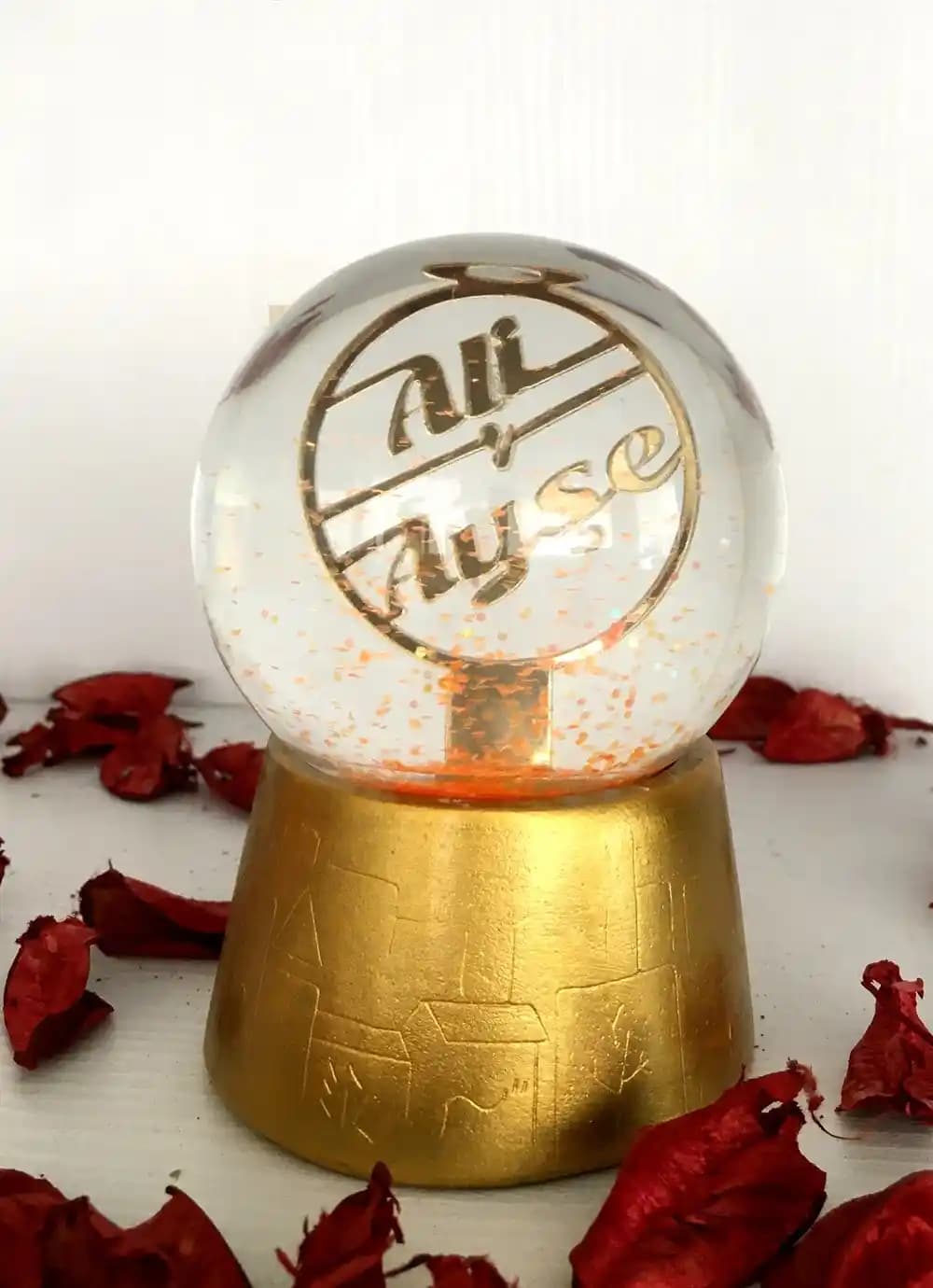 Özel Tasarım Kar Küresi ile Dekorasyonunuza Büyülü ve Kişisel Dokunuşlar Katın