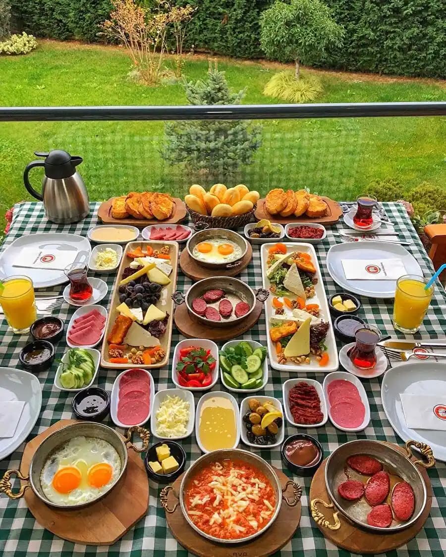 Türk Kültüründe Zengin ve Zarif Kahvaltı Sofrası Gelenekleri ve Dekorasyon İpuçları