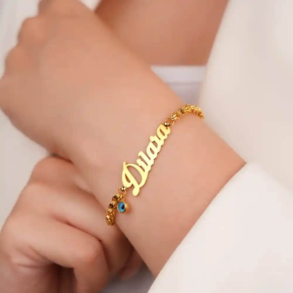 Üç İsimli Bileklikler: Kişisel ve Anlamlı Takı Modasının Güncel Trendleri