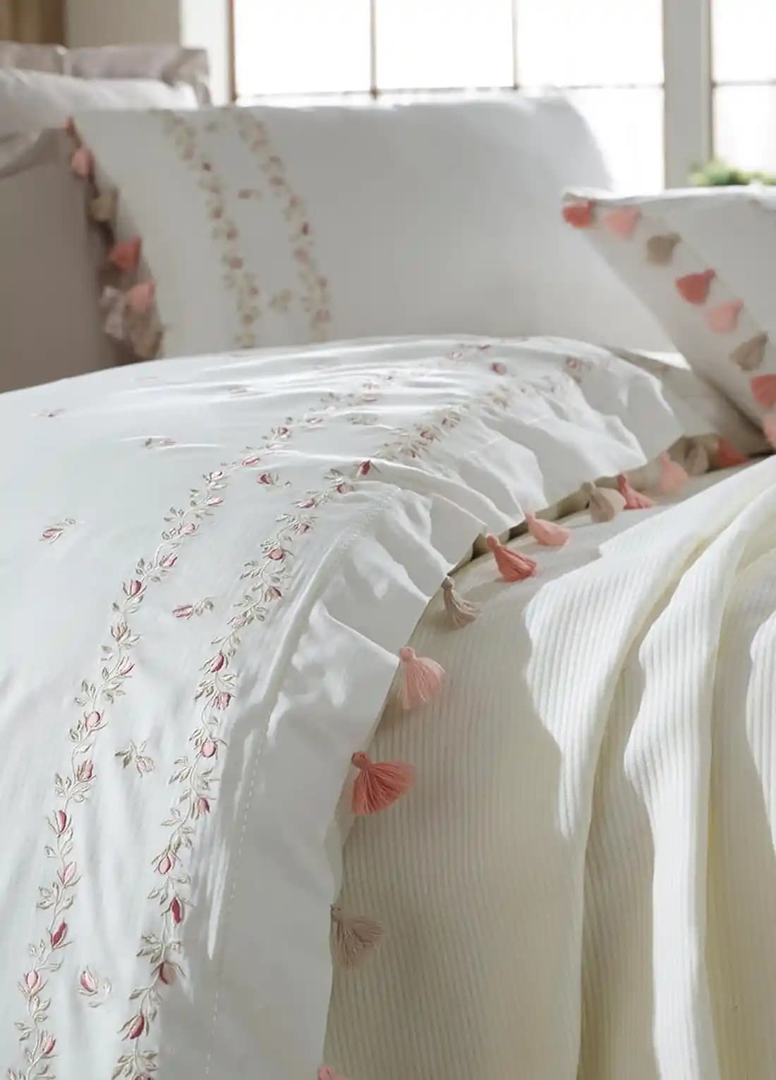 Yatak Odası Dekorasyonunda Beyaz Pike Takımıyla Zarafet ve Konforun Buluşması