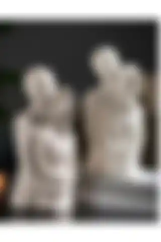 KaktüsbutikEv Dekoratif Sarılan Çift Sevgili Heykel - Zarif ve İşlevsel Aksesuar