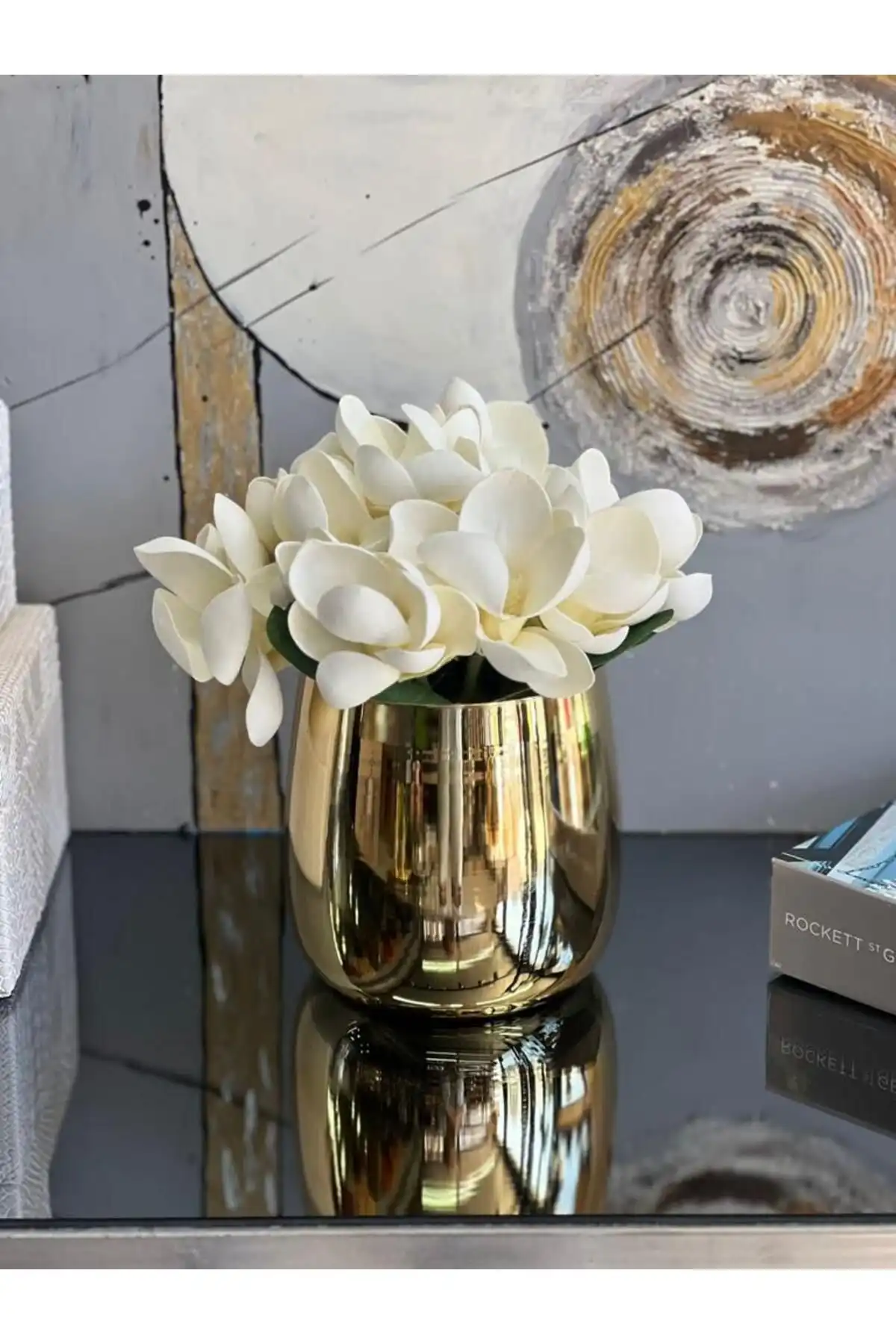 ArzzHome Yapay Manolya Çiçekli Cezve Saksı Gold ile Modern Dekorasyon