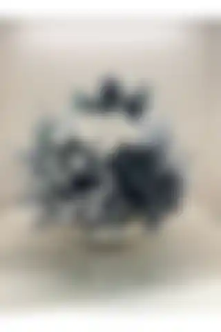 Yapay Çiçekli Gümüş Çizgili Vazo No:1 ile Modern Ev Dekorasyonu