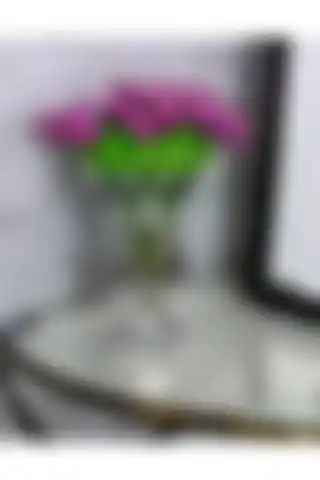 Pekibu Ayaklı Bombeli Cam Vazo ile Evinize Zarafet Katın