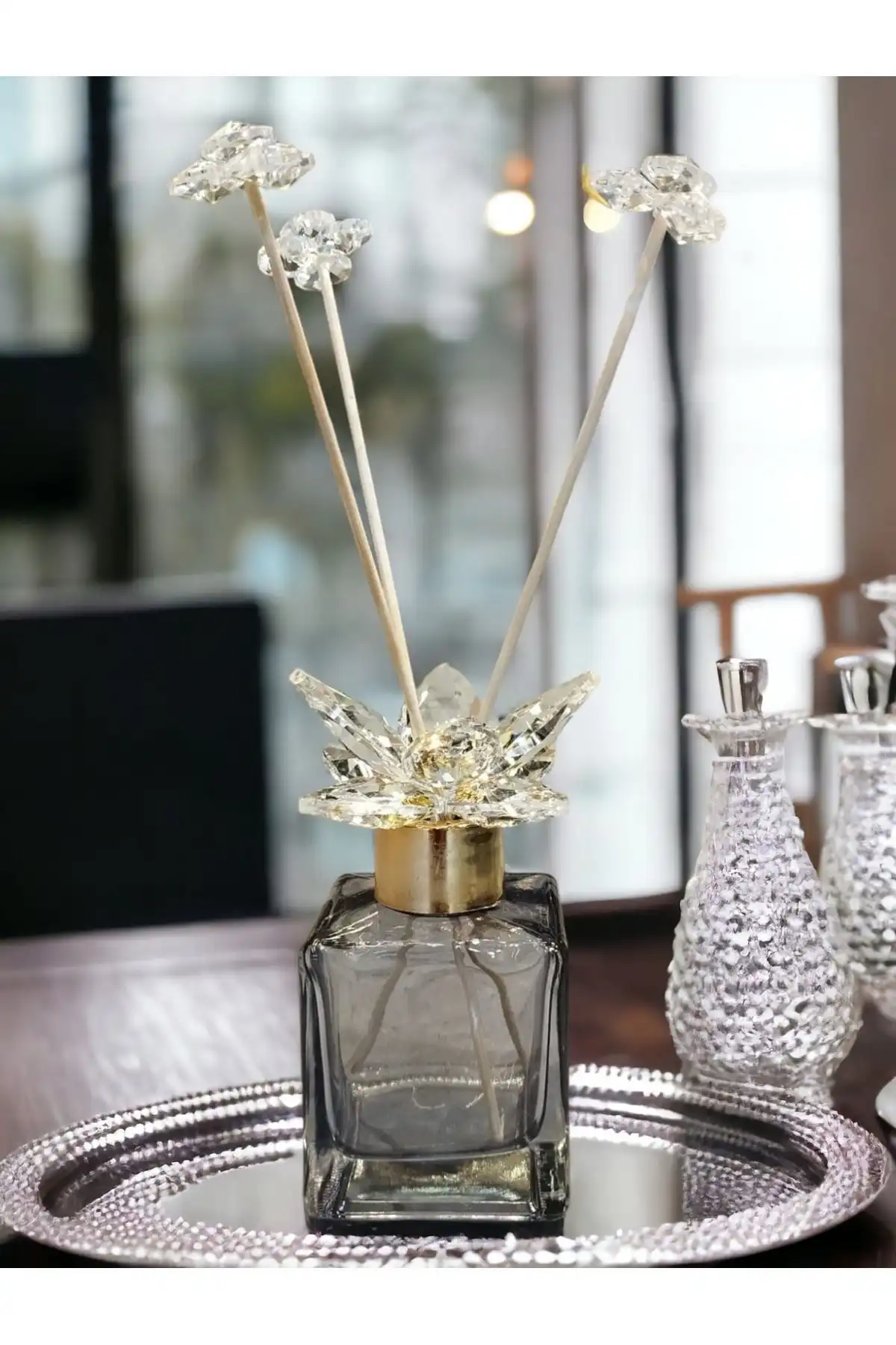 Kristal Taşlı Altın Detaylı Koku Şişesi ile Modern Bir Dokunuş