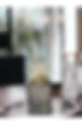 Kristal Taşlı Altın Detaylı Koku Şişesi ile Modern Bir Dokunuş