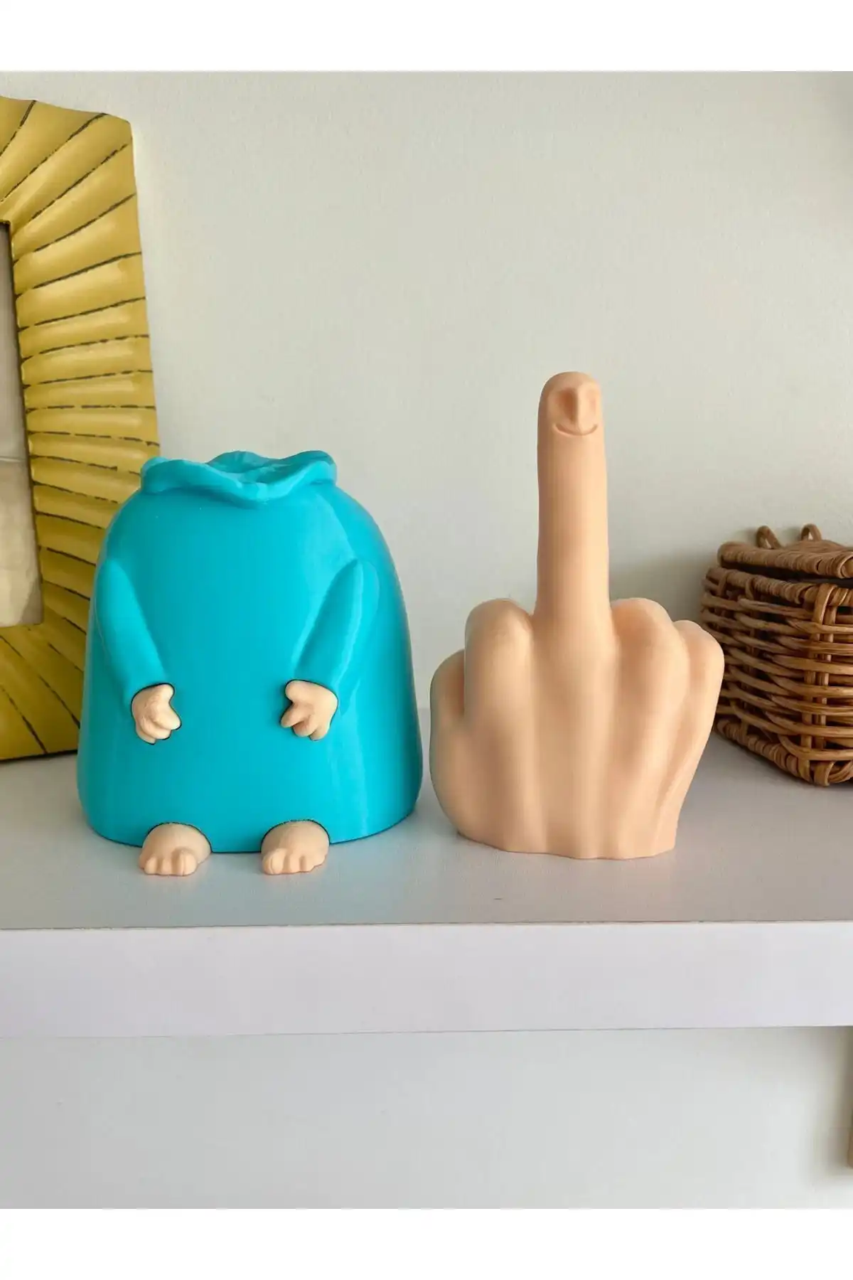 Saranostra Dekoratif Gizlenmiş Orta Parmak: Eğlenceli Hediyelik Gözdesi