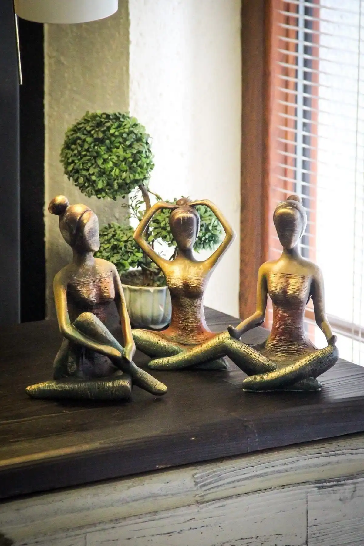 Yoga Yapan Kadınlar Biblo Üçlü Set ile Evinizi Modern ve Estetik Hale Getirin