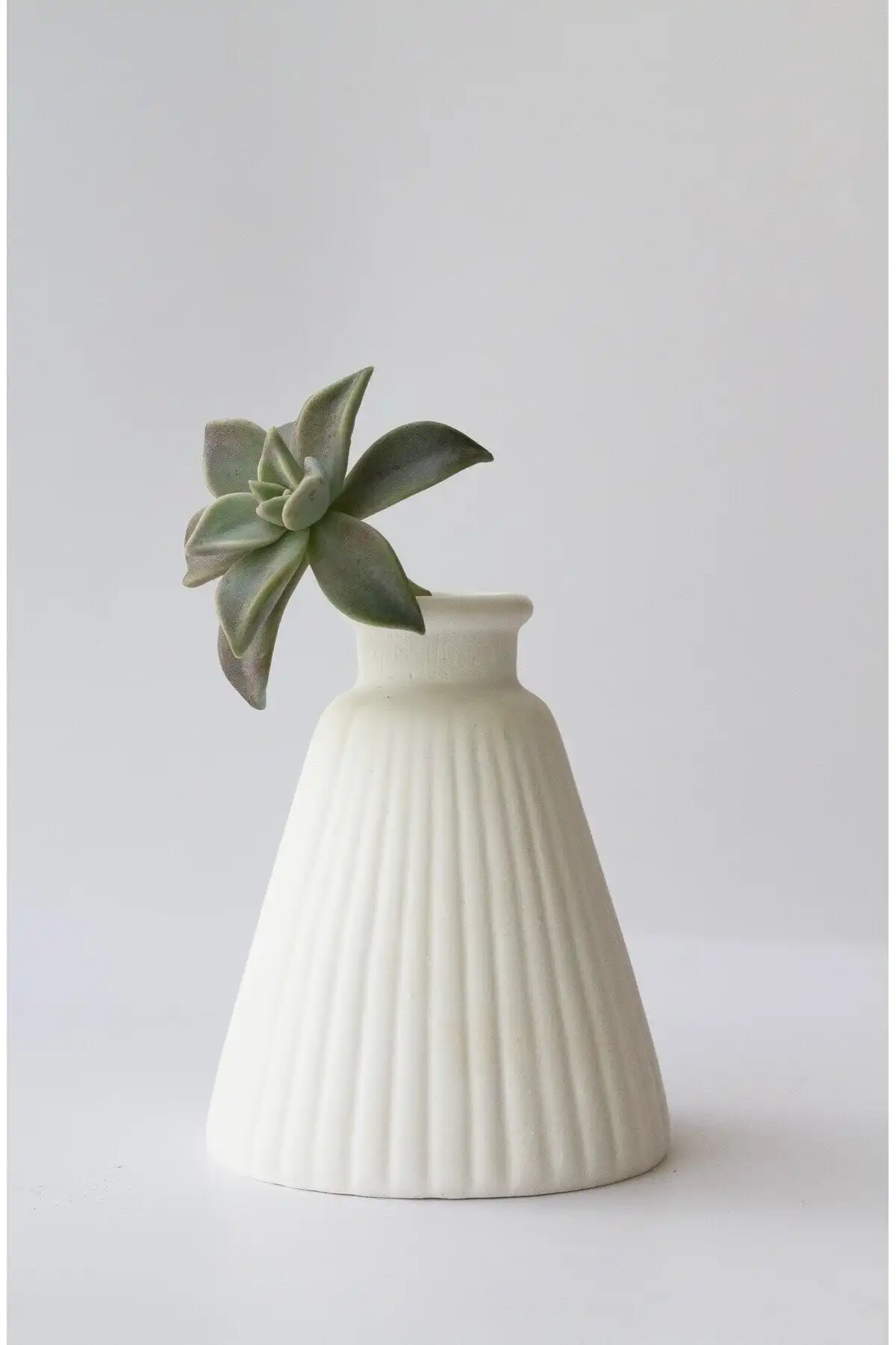 İskandinav Dekoratif Beton Vazo: Modern ve Minimal Tasarım