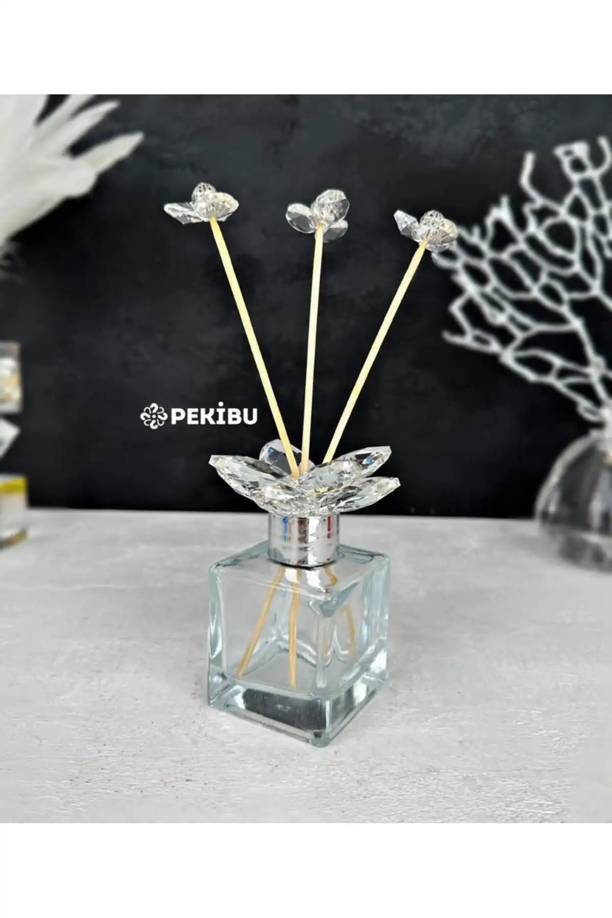 PEKİBU Kristal Tepeli Koku Şişesi ile Modern ve Şık Ev Dekorasyonu