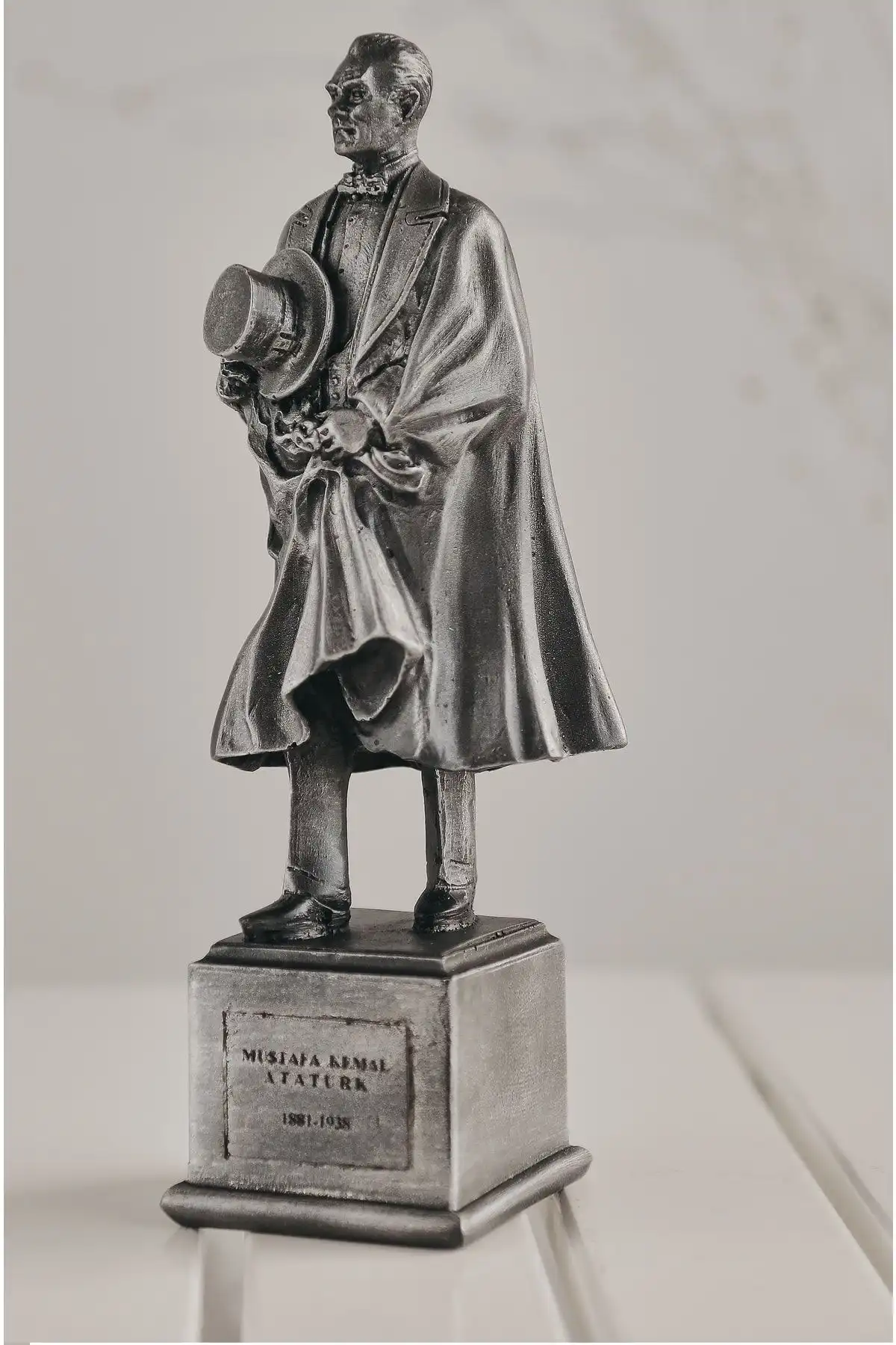 Gift Garden Atatürk Büst Biblo: Şıklık ve Kaliteyi Yansıtan Bir Dekorasyon Ürünü