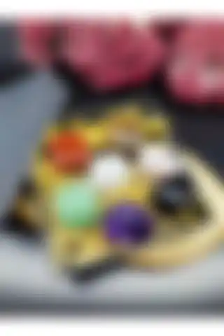 Büyük Boy Çakra Taşı Seti ve Kaplan Gözü Taşının Karşılaştırması