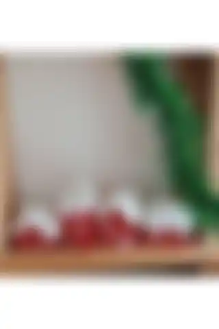 Minik Mucizeler: 4'lü Kırmızı Yılbaşı Evleri ile Evinizi Süsleyin