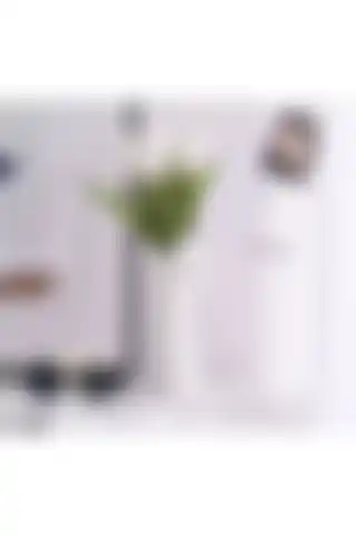 LINECRAFT İskandinav Soyut Çiçek Tutan El Vazosu ile Modern Ev Dekorasyonu