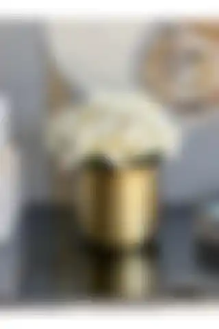 ArzzHome Yapay Manolya Çiçekli Cezve Saksı: Estetik ve Dayanıklılık