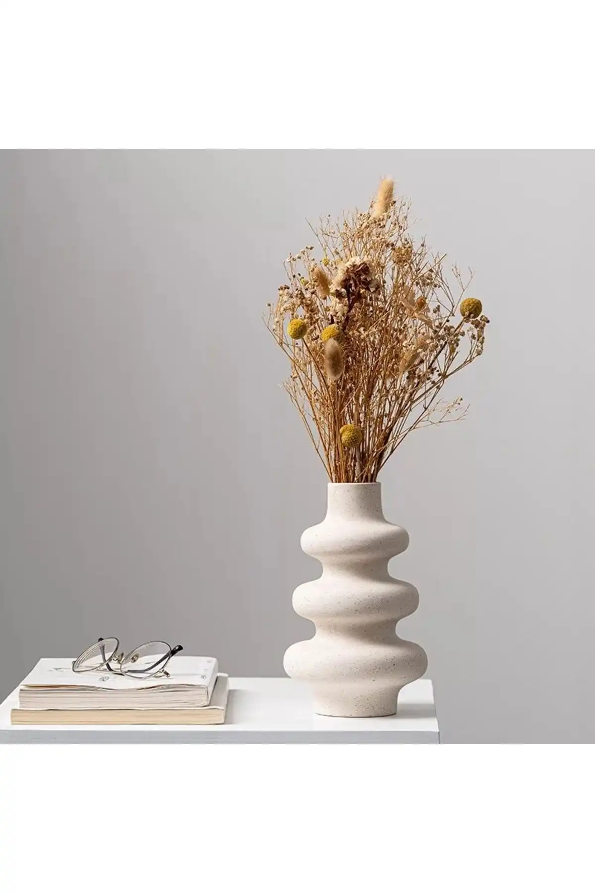 İskandinav Beyaz Minimal Vazo Twist ile Şıklığı ve Zarafeti Yakalayın